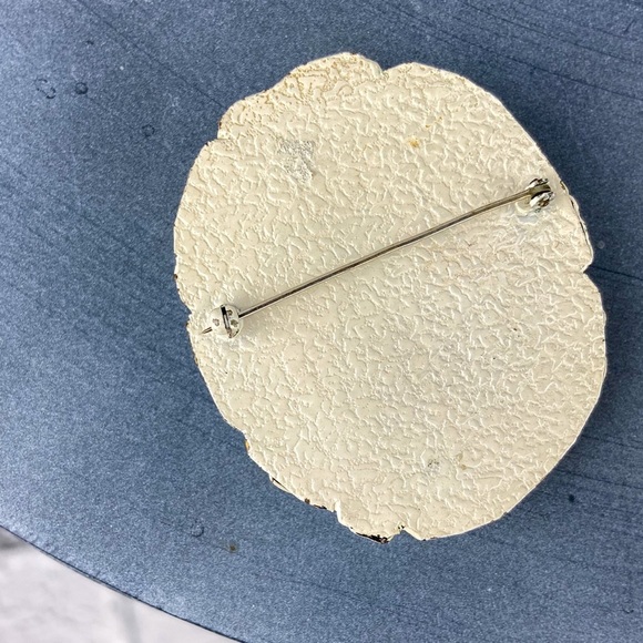 VINTAGE Black Painted Floral Cameo Brooch Pin - Picture 6 of 6